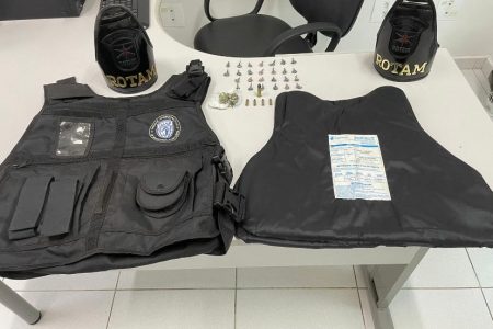 PM confisca colete balístico, drogas e munição após assassinato de menino de 13 anos